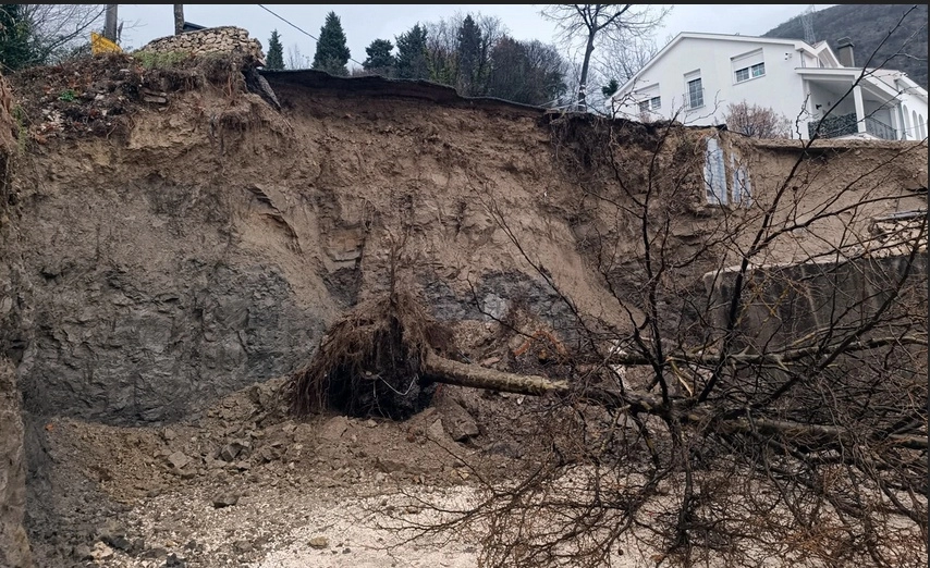 Aktiviralo se klizište u Cimu, oštećena cesta prema Gorancima, kuće u opasnosti